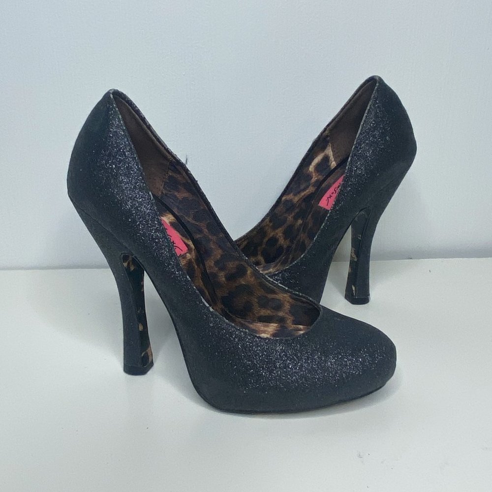 Betsey Johnson Tastty Pump in Black Glitter